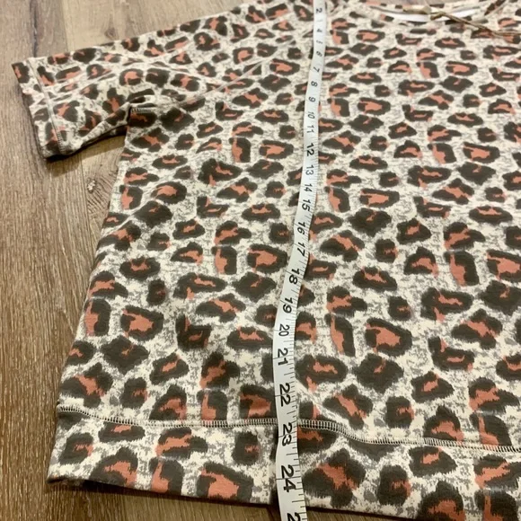NWT Easel Medium Leopard Cheetah Print Top - Picture 4 of 9